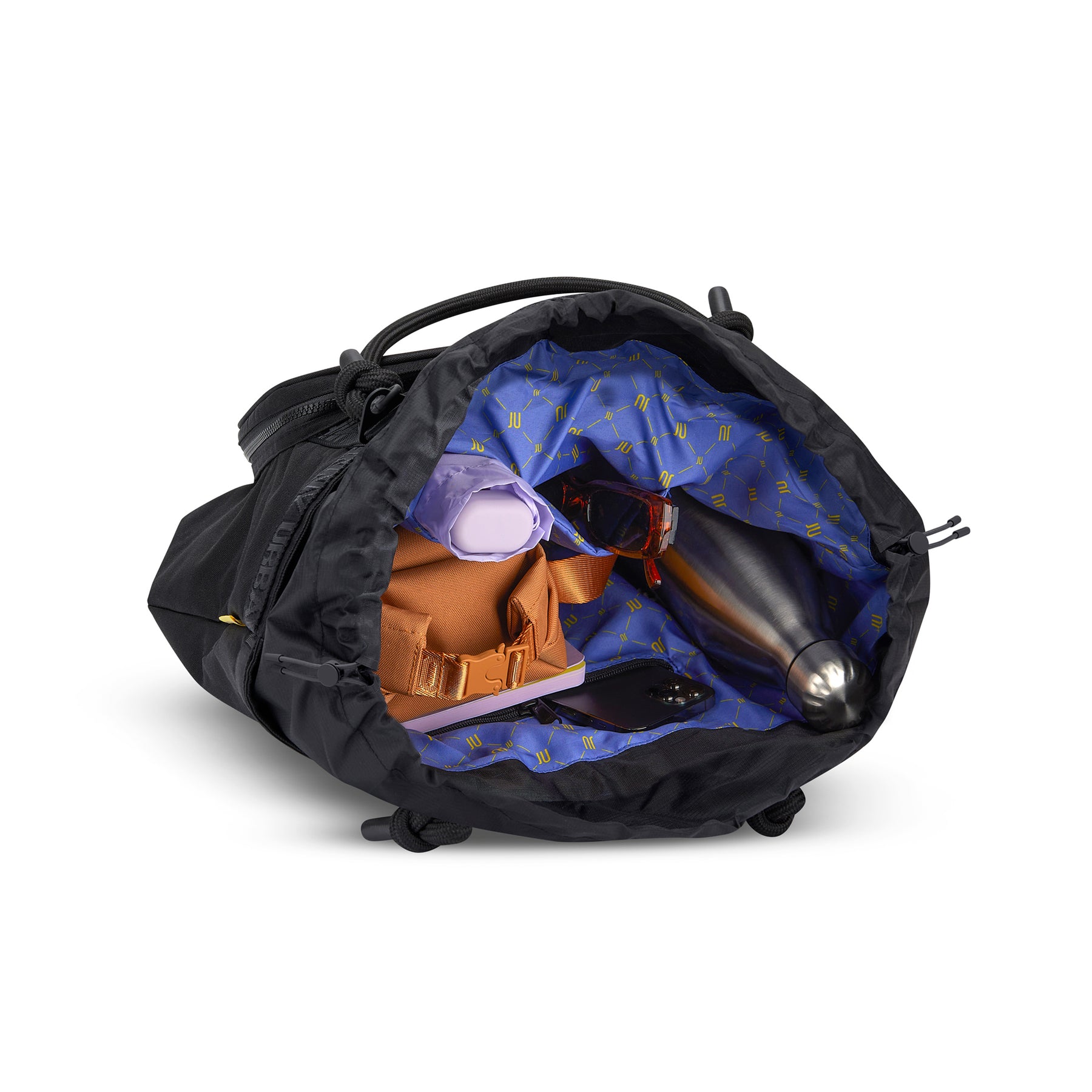 Schwarze Shopper Tasche 'Cassie' mit blauem Innenfutter und verschiedenen Gegenständen wie Flasche, Brille, brauner Tasche und Smartphone