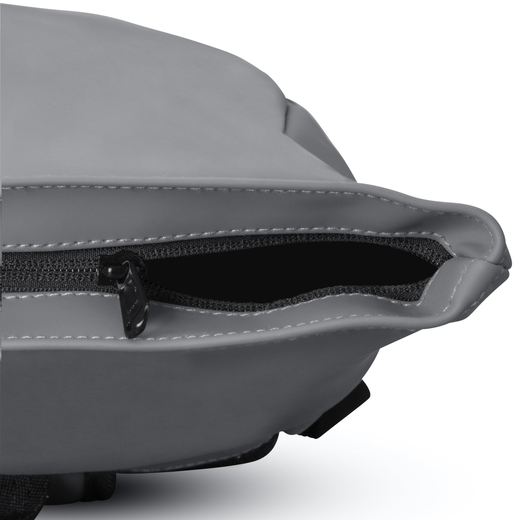 Nahaufnahme des geöffneten Reißverschlusses am Rolltop Rucksack 'Harvey Medium' in grauer Farbe