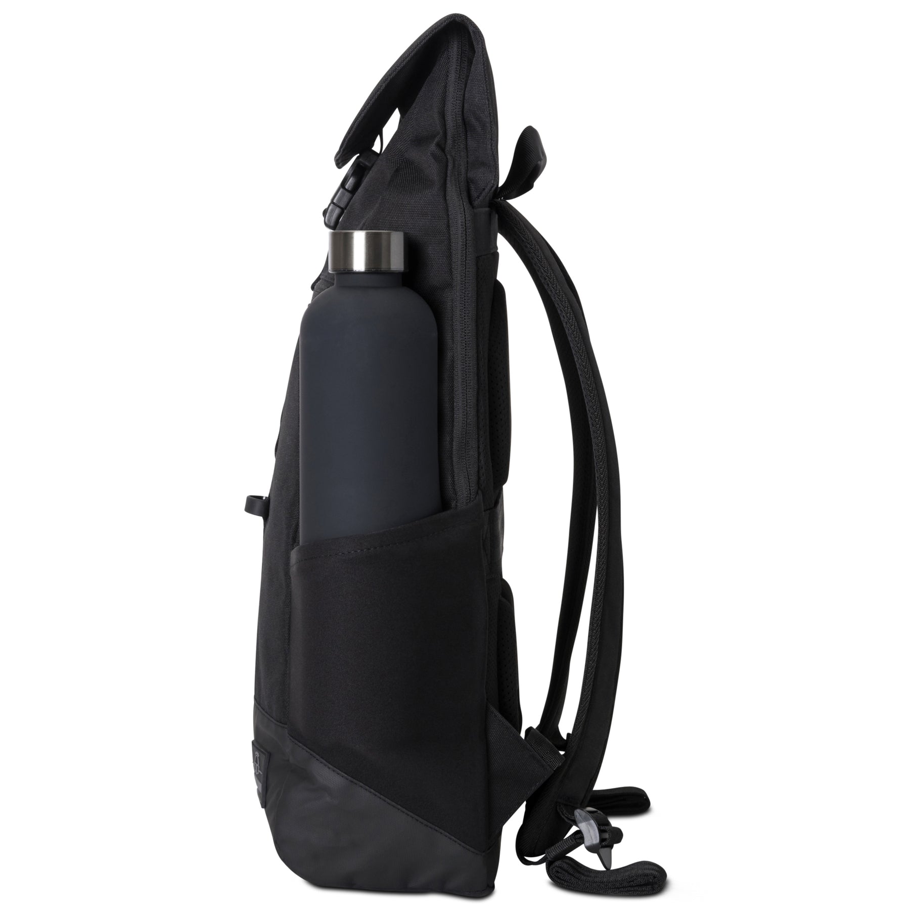 Schwarzer Tagesrucksack Mika mit seitlicher Tasche und schwarzer Wasserflasche