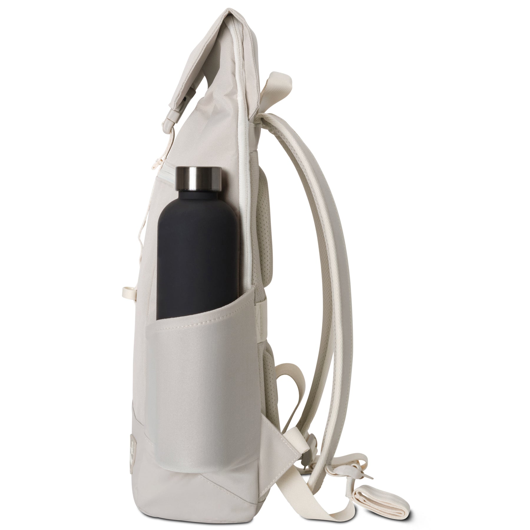 Beiger unisex Rucksack 'Mika' mit Seitentasche, darin eine schwarze Edelstahlflasche