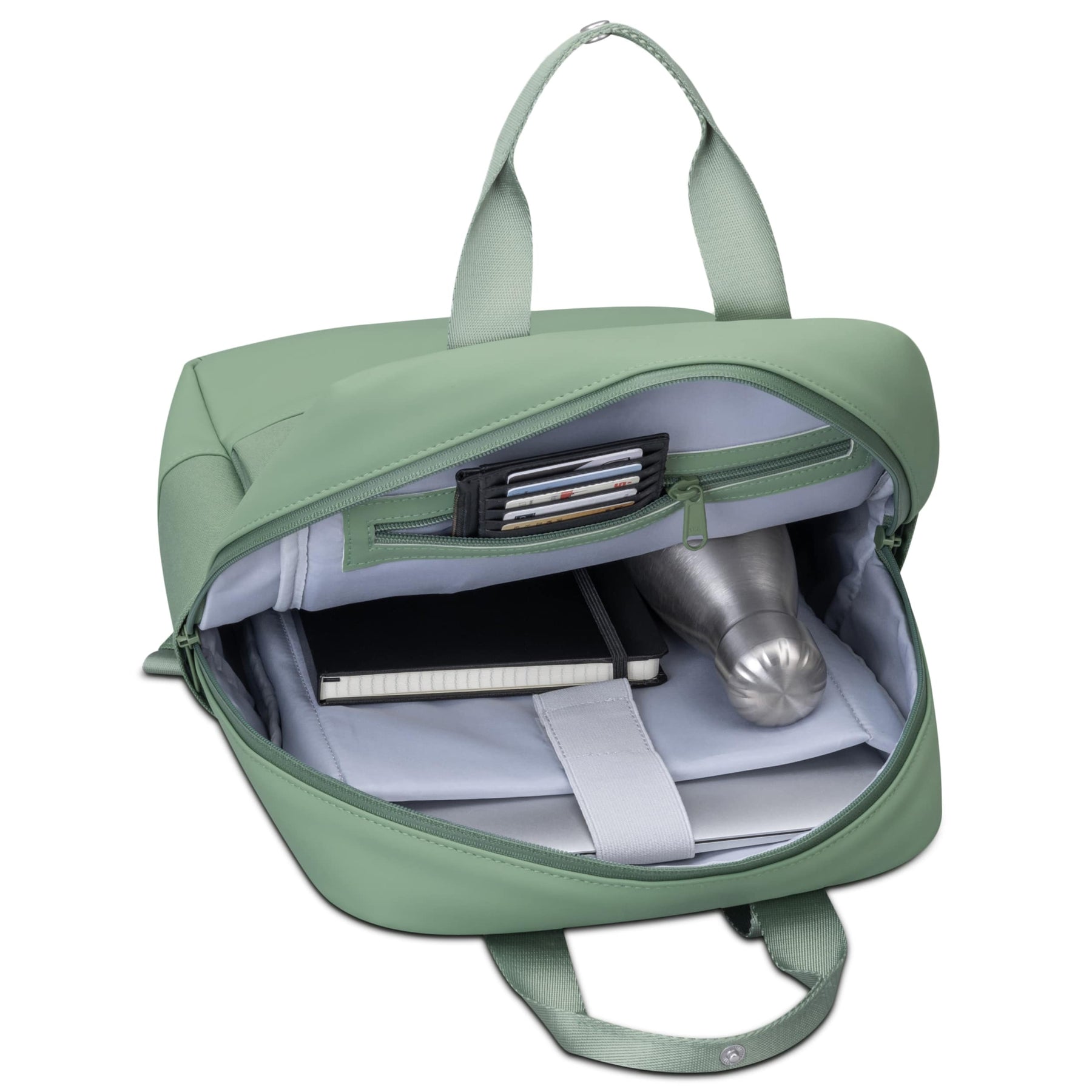 Grüner Tagesrucksack 'Jona Medium' geöffnet mit Notizbuch, Metallflasche und Kartenfach