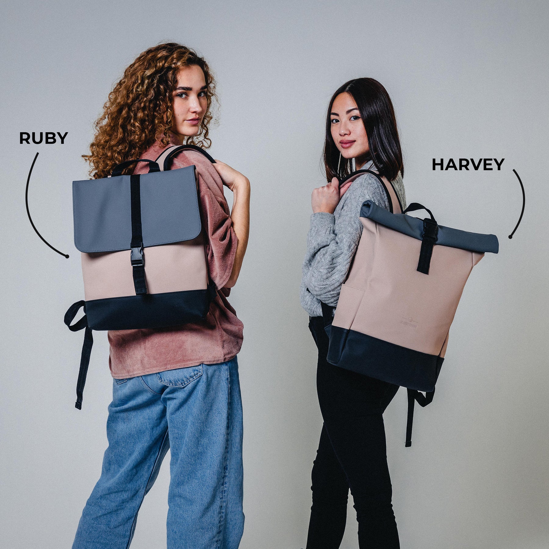 Zwei Frauen tragen Johnny Urban Rucksäcke: links 'Ruby' mit Klappe, rechts Rolltop 'Harvey Medium', beide beige und schwarz