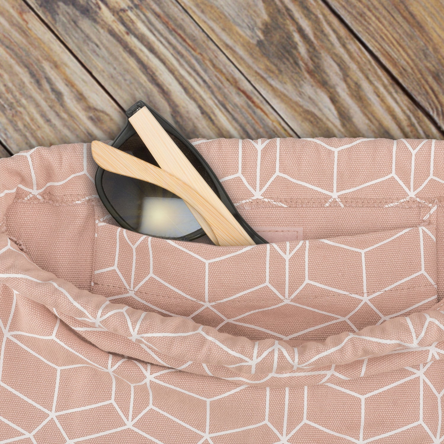 Turnbeutel 'Noah' in Rosa mit weißem geometrischem Muster, Detail einer Innentasche mit Sonnenbrille mit Holzbügeln