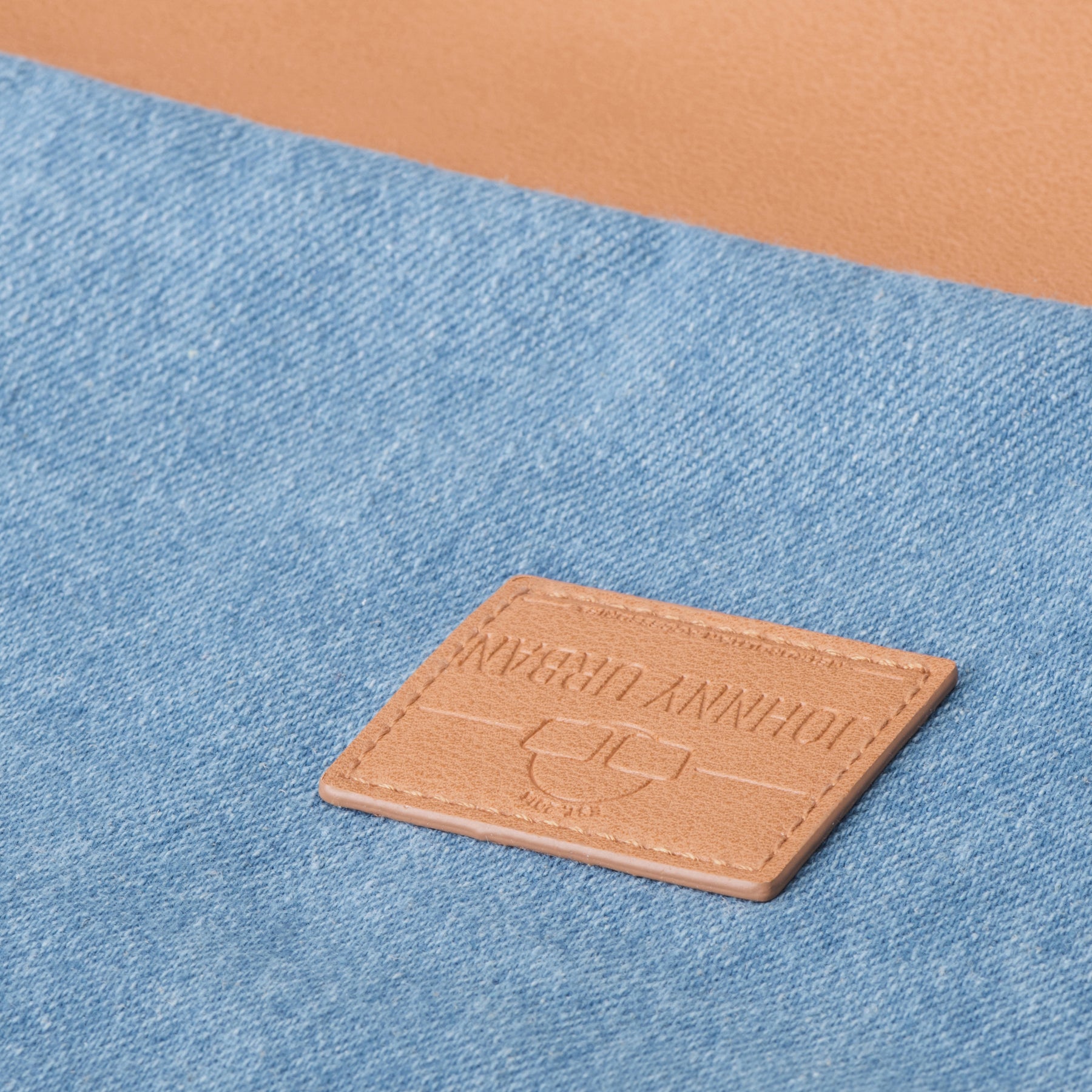 Lederetikett mit 'Johnny Urban' auf hellblauem Jeansstoff des Turnbeutels 'Luke'