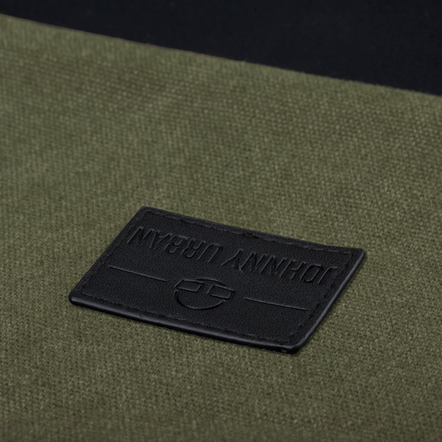 Grüner Stoff mit schwarzem Johnny Urban Markenetikett auf Turnbeutel 'Luke'