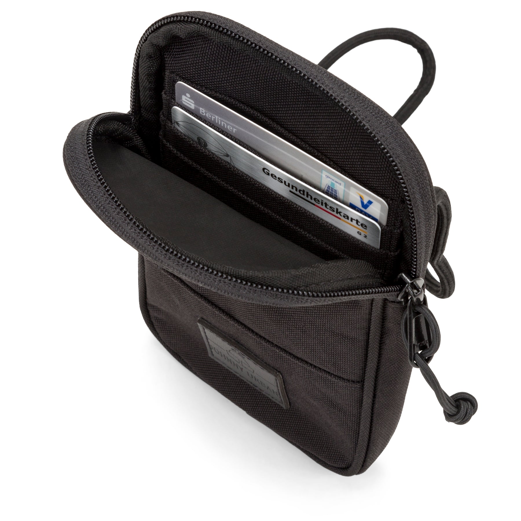 Schwarze Umhängetasche 'Josh' von Johnny Urban mit Reißverschluss und Fächern für Karten