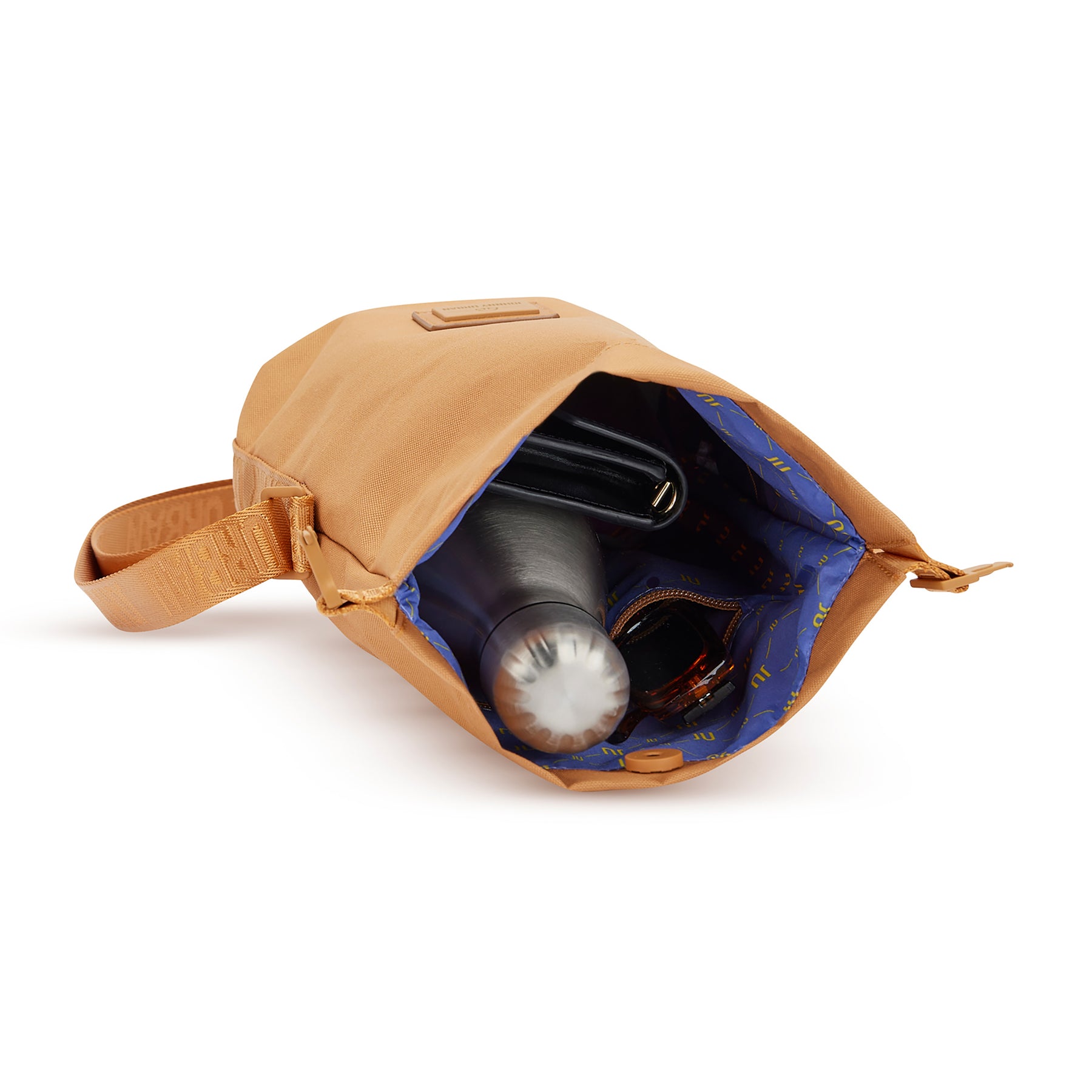 Umhängetasche 'Rue' von Johnny Urban in Caramel Braun mit geöffnetem Hauptfach, Inhalt sichtbar