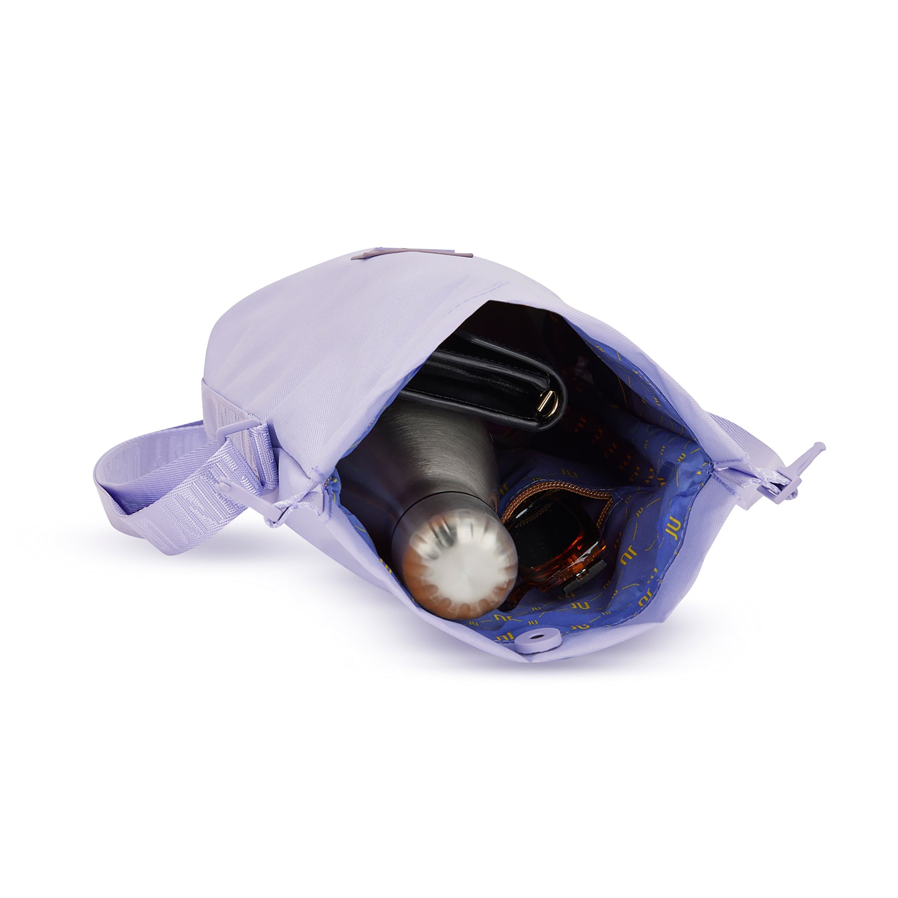 Umhängetasche 'Rue' in flieder, geöffnet mit sichtbarem Innenfutter und Inhalt wie Wasserflasche, Geldbörse und Sonnenbrille