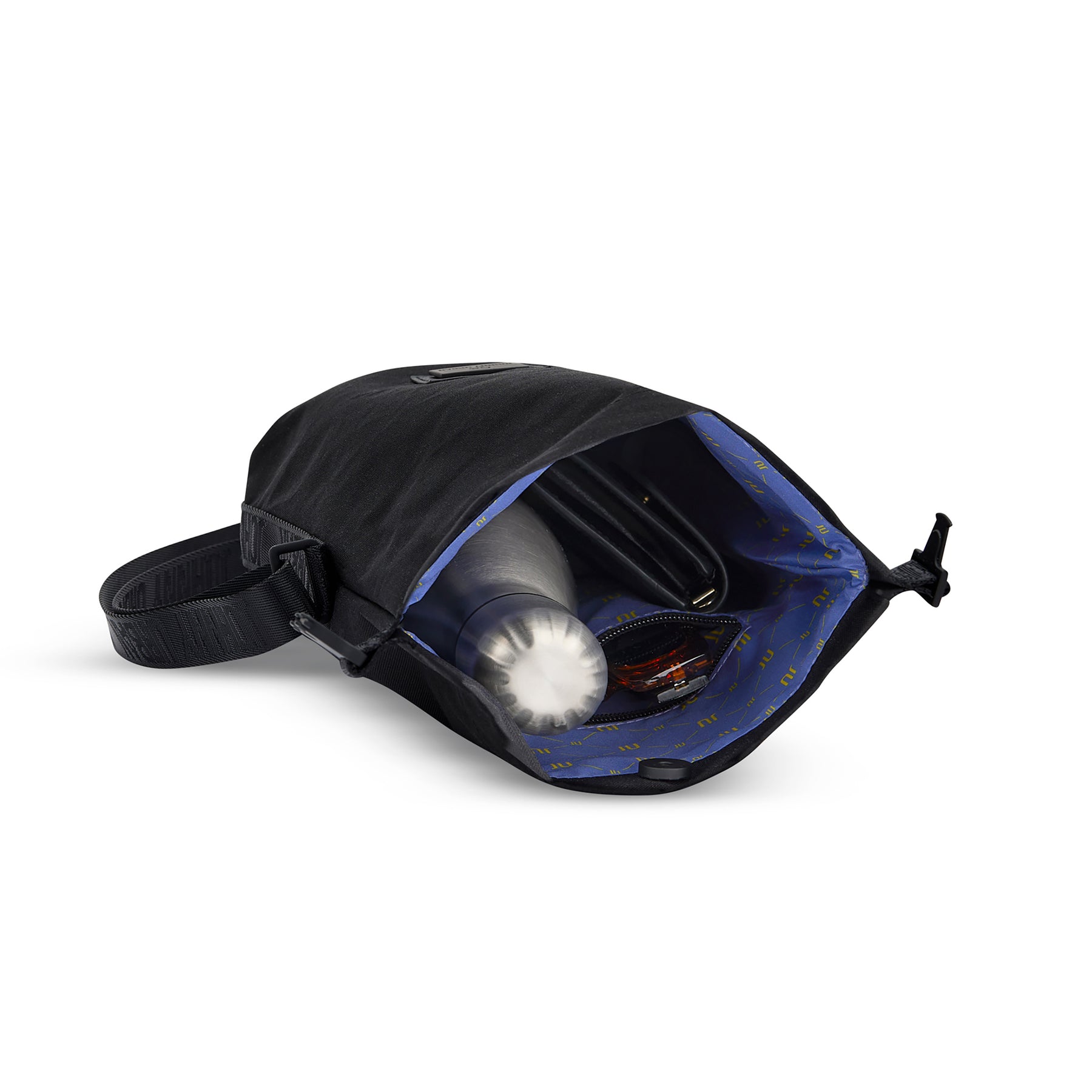 Schwarze Umhängetasche 'Rue' mit blauem Innenfutter, gefüllt mit Aluminiumflasche, Brieftasche und Sonnenbrille