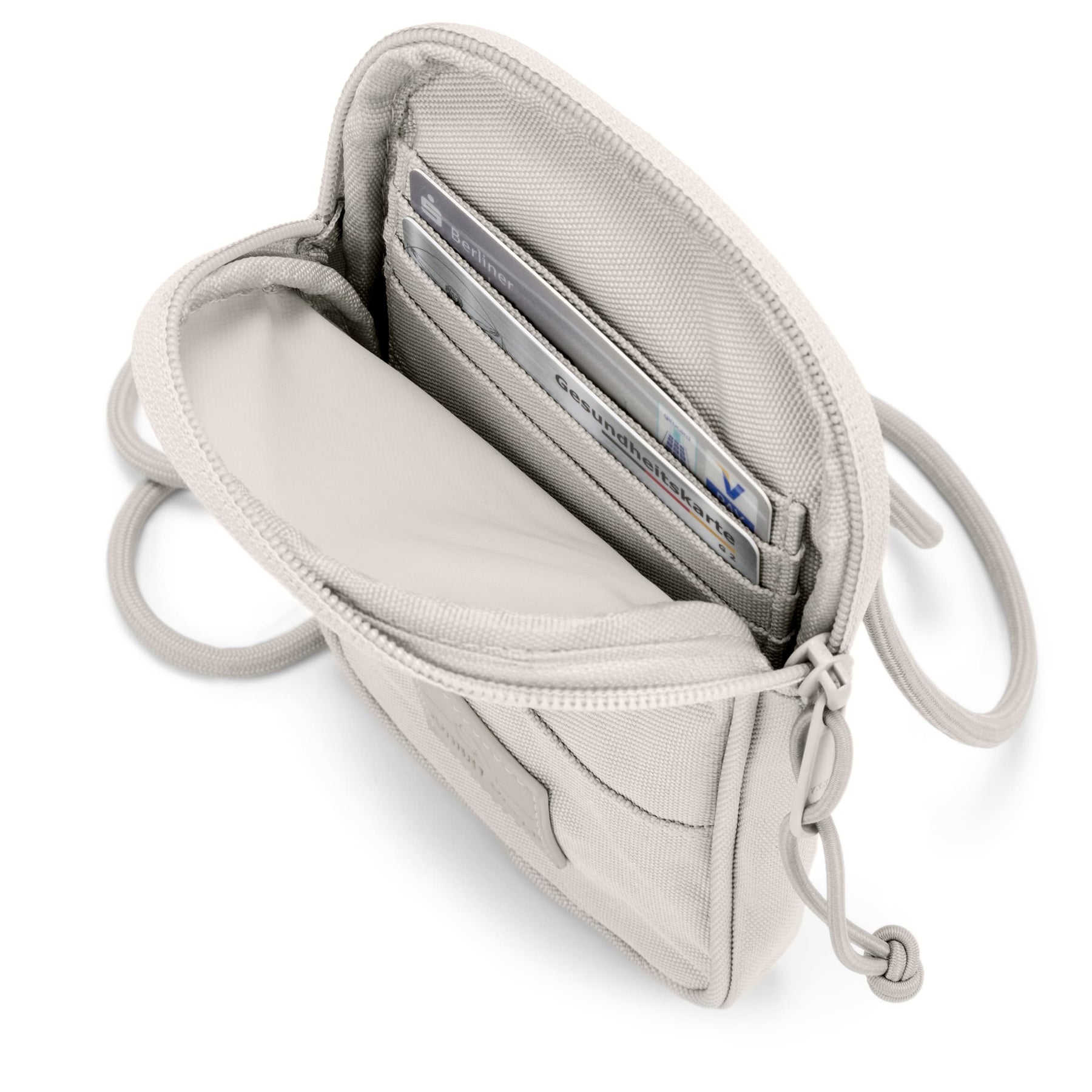 Sandfarbene Umhängetasche 'Josh' mit Reißverschluss geöffnet, zeigt Innenfächer mit Karten