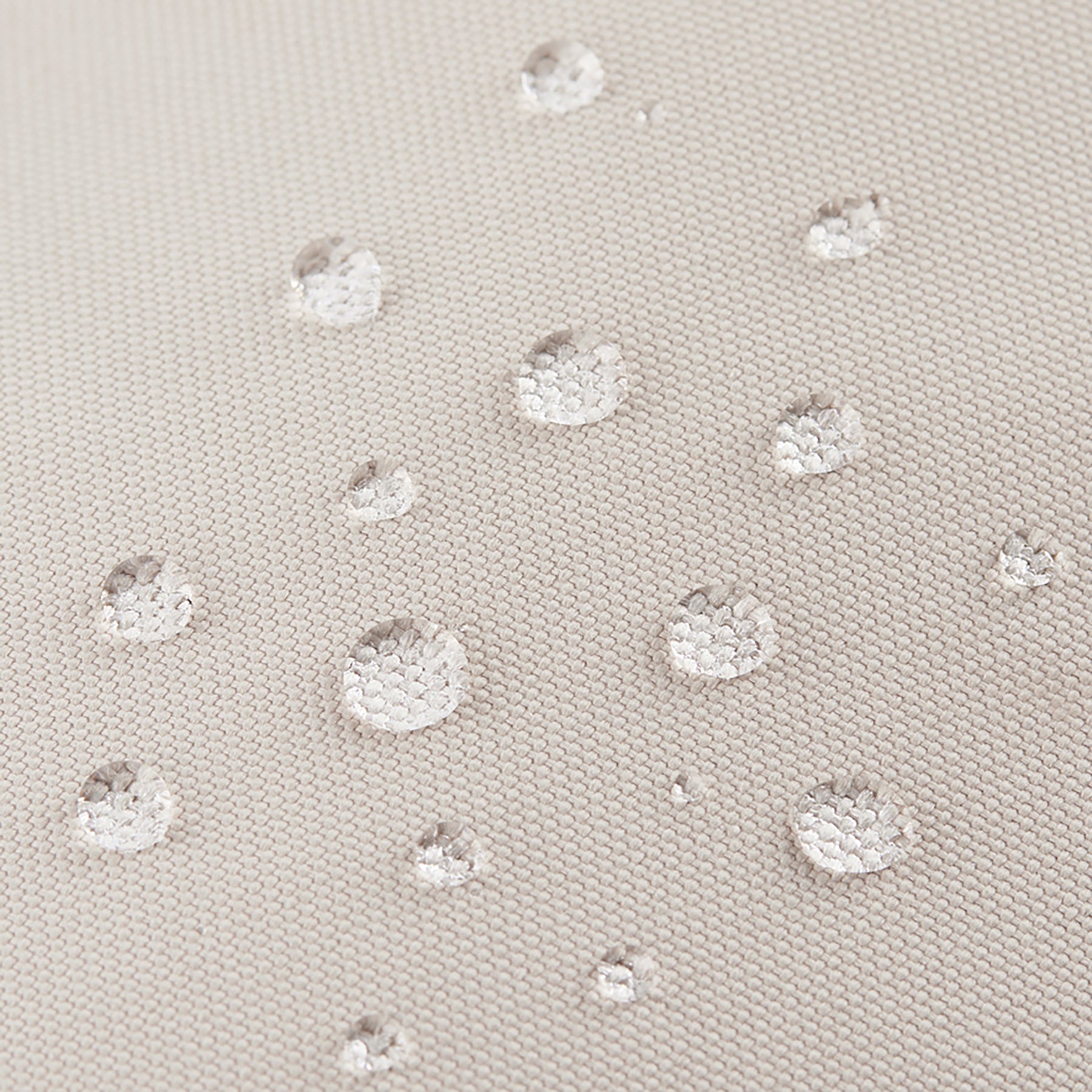 Beige wasserabweisendes Gewebe mit Wassertropfen auf der Oberfläche der Umhängetasche 'Rue'