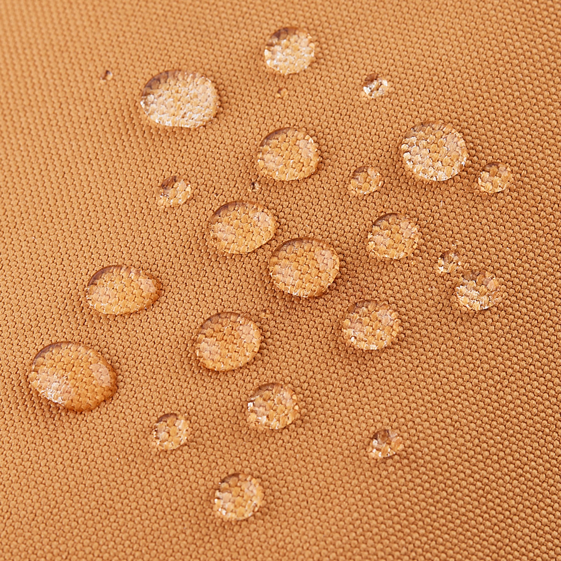 Wasserabweisende caramelfarbene Oberfläche der Umhängetasche 'Rue' mit Wassertropfen