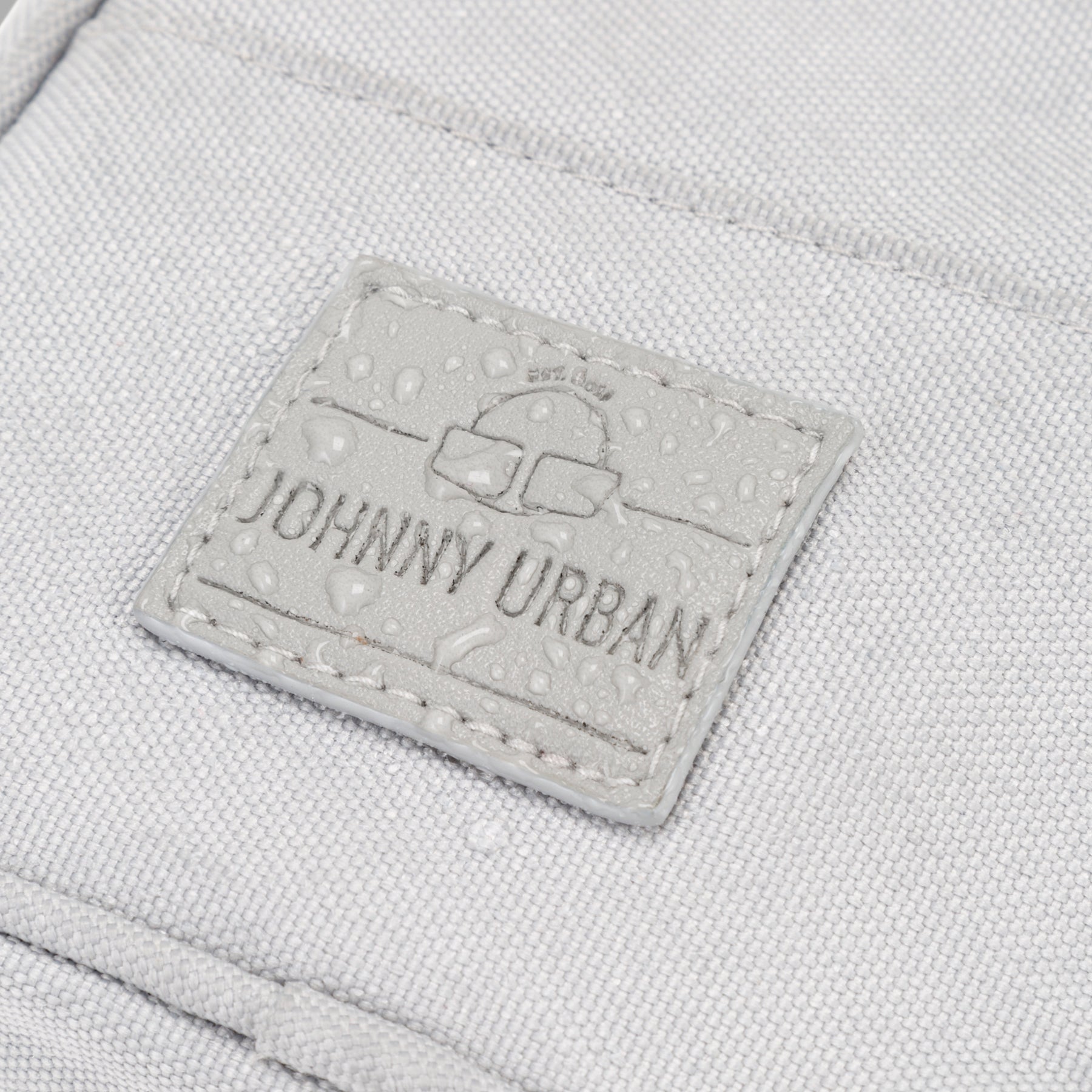 Nahaufnahme des wasserfesten grauen Johnny Urban Logos auf der Umhängetasche 'Josh'