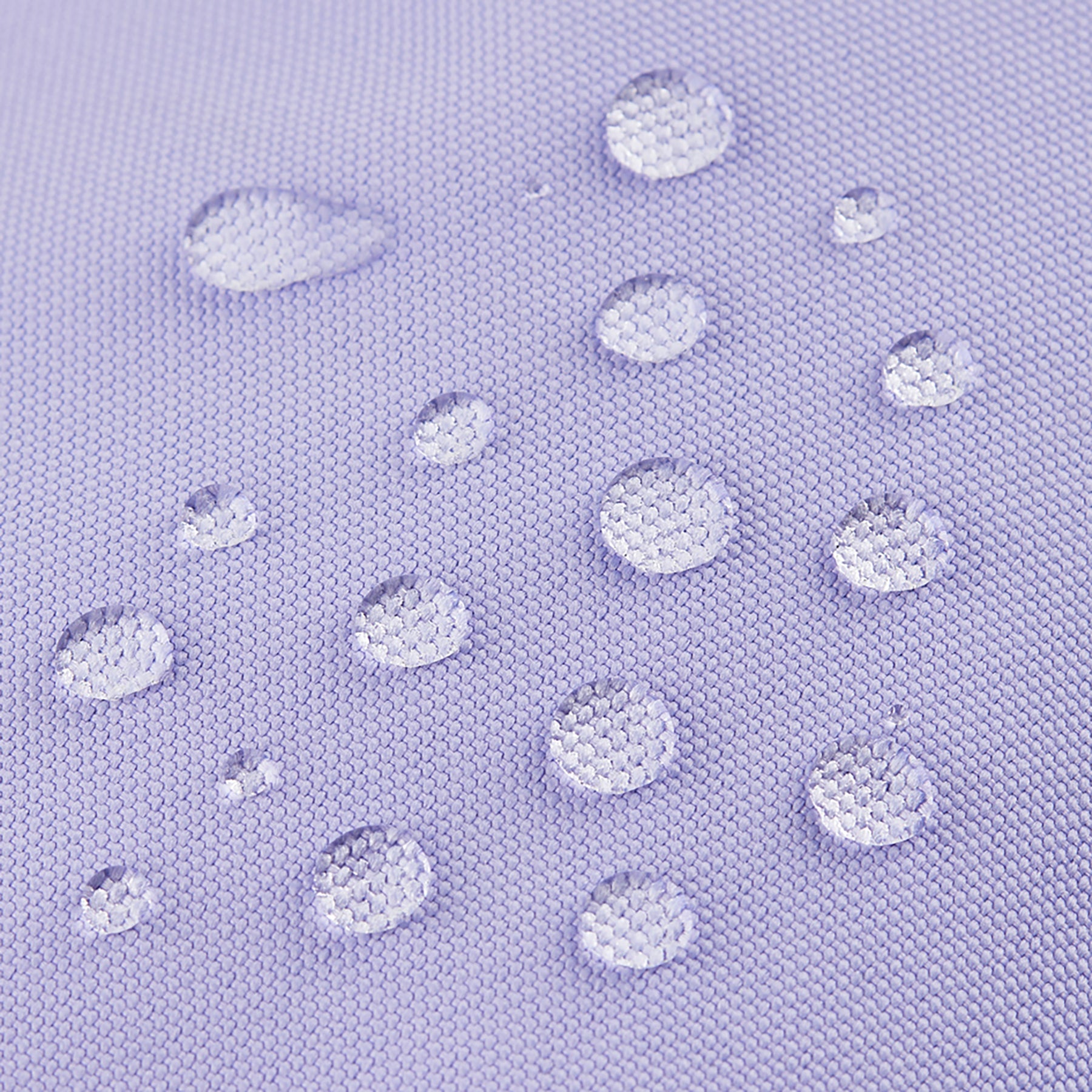 Wasserabweisendes lilafarbenes Gewebe der Umhängetasche 'Rue' mit Wassertröpfchen