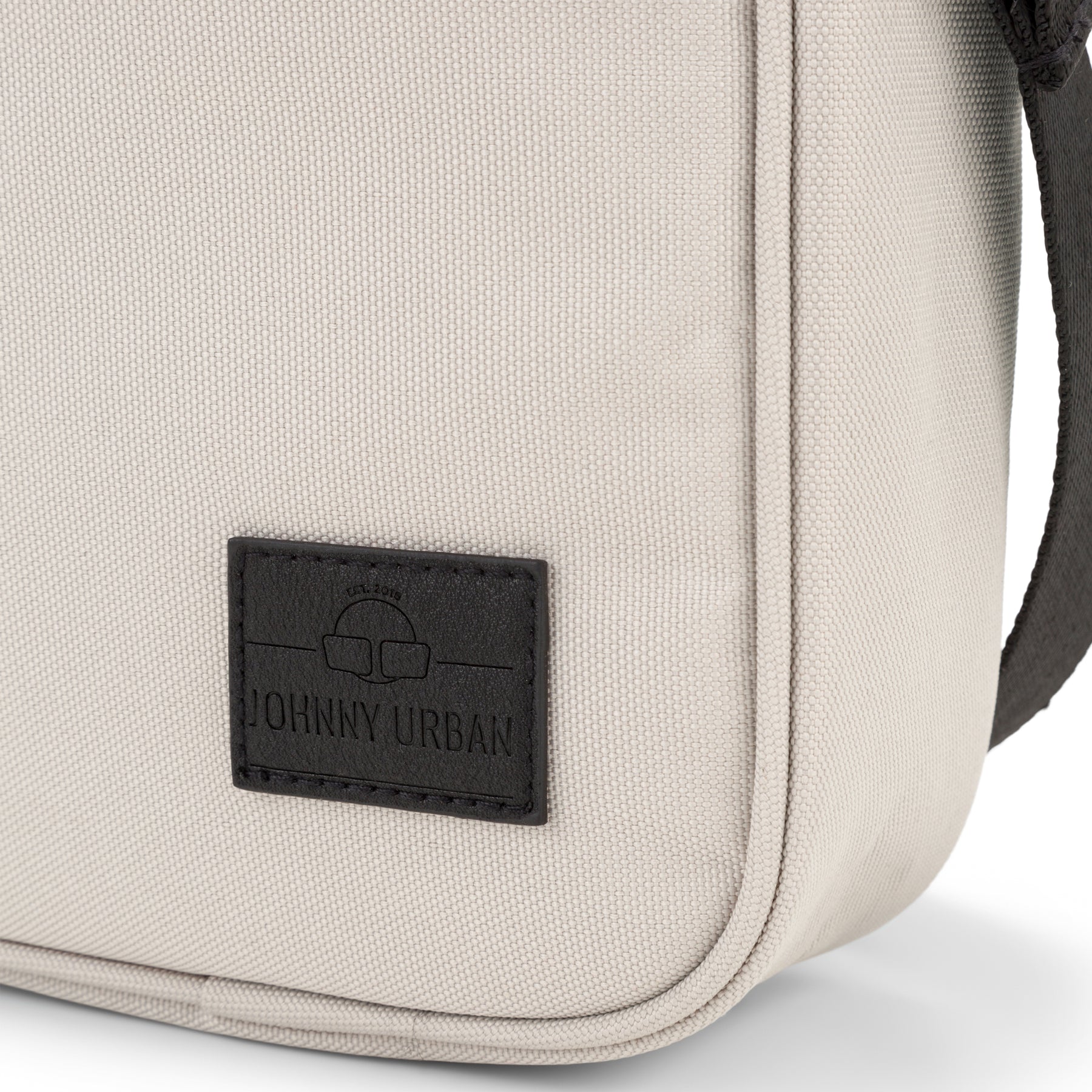 Beige Umhängetasche 'Luis' aus robustem Stoff mit schwarzem Johnny Urban Logo-Patch