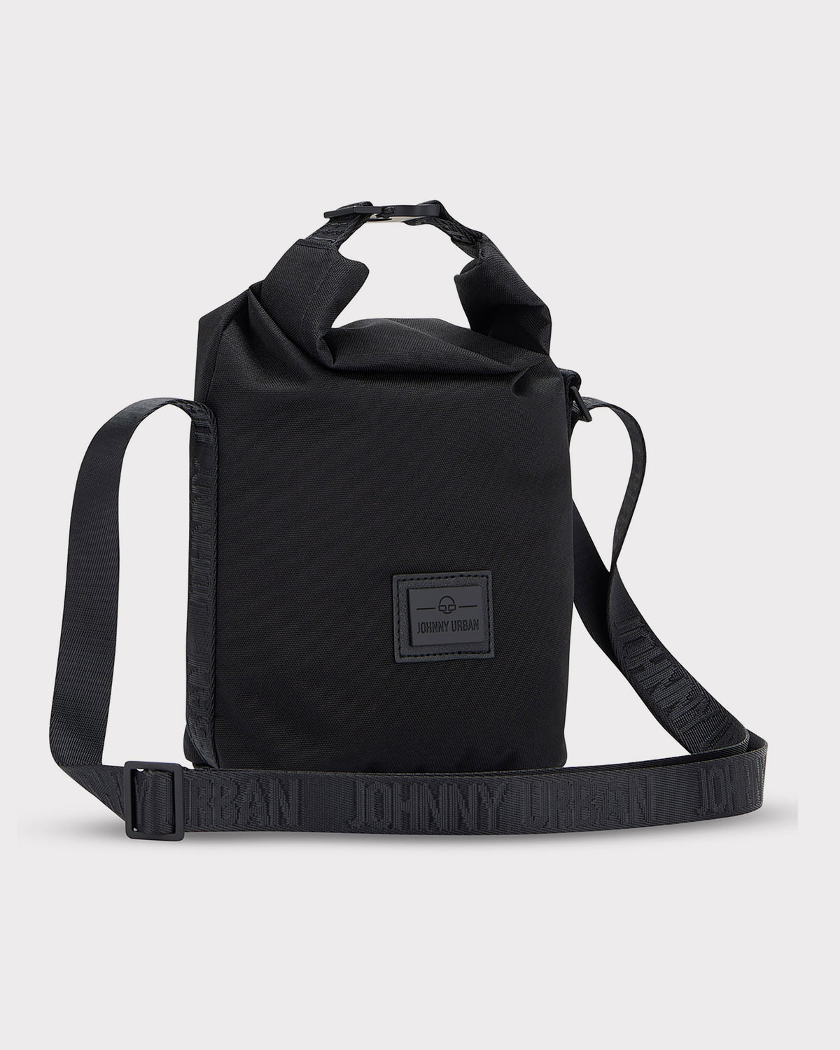 Schwarze Umhängetasche 'Rue' von Johnny Urban mit verstellbarem, breitem Gurt und Logo-Patch vorne