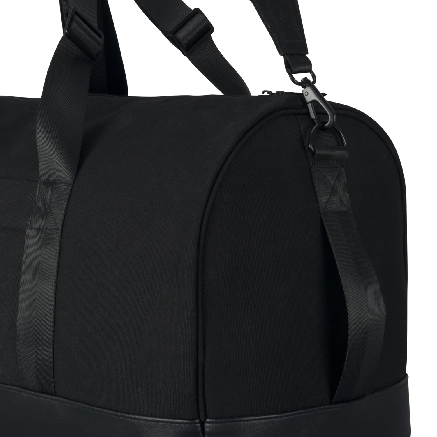 Schwarze Weekender-Tasche 'Paul' von Johnny Urban aus robustem Material mit verstellbarem Schultergurt