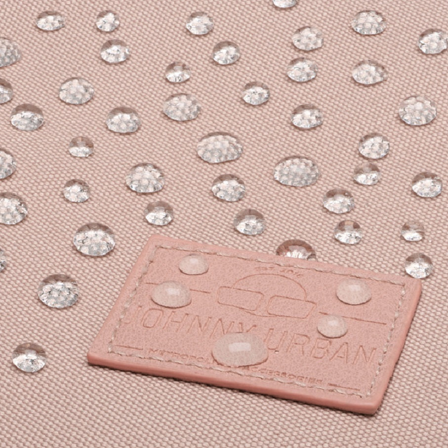 Wasserabweisendes rosa Material des Rucksacks 'Luca' mit Johnny Urban Logo und Wassertropfen