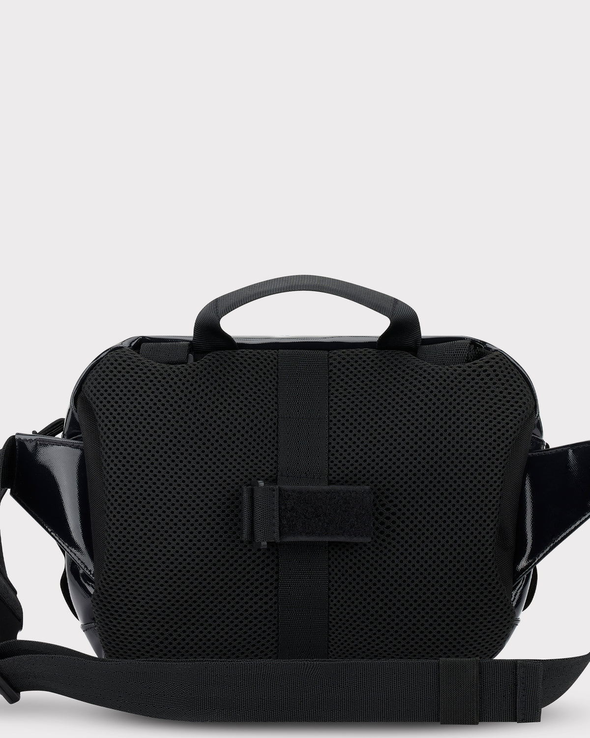 Schwarze Lenkertasche 'Nelson' aus Mesh- und glänzendem Material mit Griff und verstellbarem Gurt
