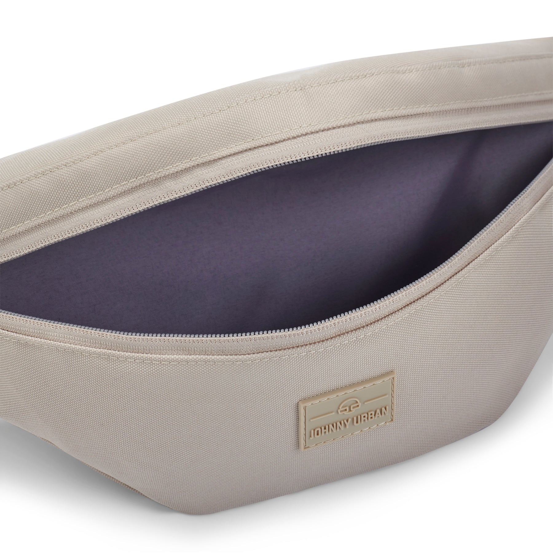 Beige Bauchtasche 'Erik Large' von Johnny Urban mit offenem Reißverschluss und sichtbarem Innenfach
