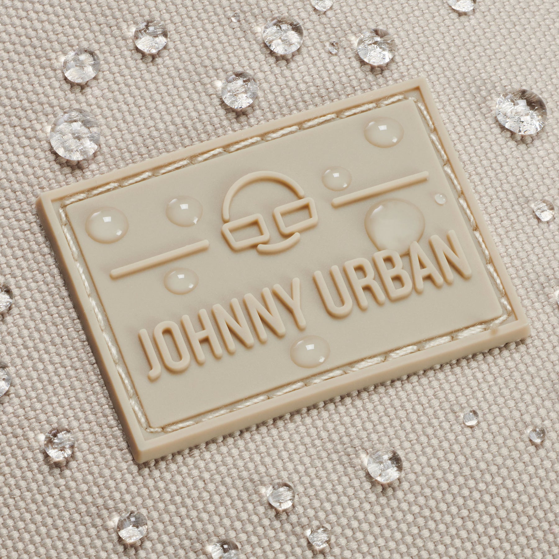 Beige wasserdichte Oberfläche der Bauchtasche 'Erik Large' mit Johnny Urban Logo und Wassertröpfchen