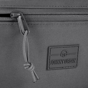Nahaufnahme der dunkelgrauen Bauchtasche 'Erik Large' von Johnny Urban mit Reißverschluss und Logo-Patch