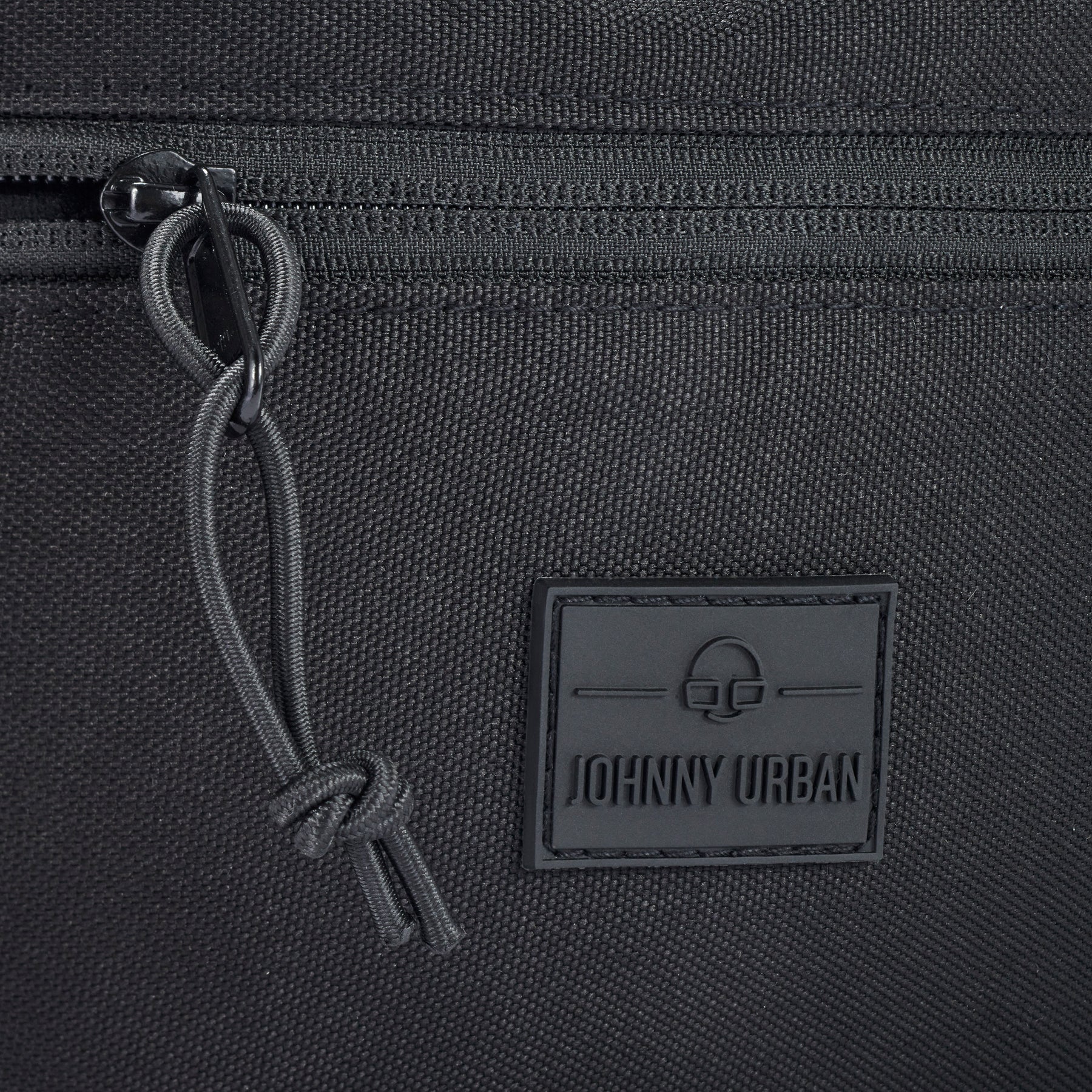 Schwarze nachhaltige Bauchtasche 'Erik Large' von Johnny Urban mit Reißverschluss und Logo-Patch aus robustem Material