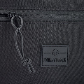 Schwarze nachhaltige Bauchtasche 'Erik Large' von Johnny Urban mit Reißverschluss und Logo-Patch aus robustem Material
