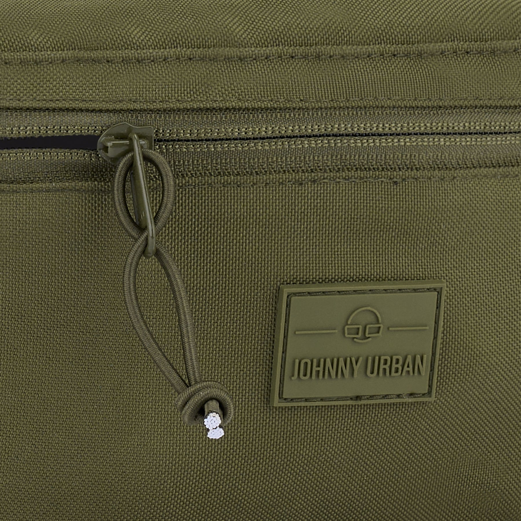Nahaufnahme der olivgrünen Bauchtasche 'Erik Large' von Johnny Urban mit Reißverschluss und Logo-Patch