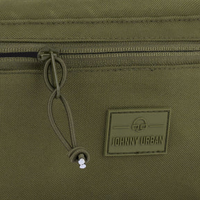 Nahaufnahme der olivgrünen Bauchtasche 'Erik Large' von Johnny Urban mit Reißverschluss und Logo-Patch