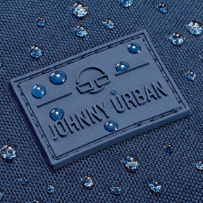 Nahaufnahme des wasserdichten blauen Gewebes mit Johnny Urban Logo und Wassertröpfchen auf der Bauchtasche Erik Large