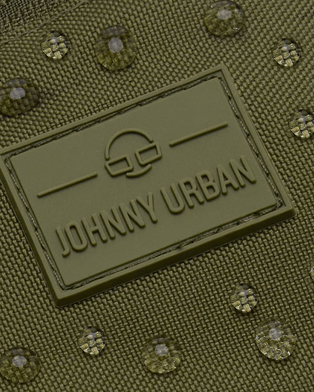 Naheinstellung des wasserabweisenden, olivgrünen Bauchtaschenstoffs mit Johnny Urban Logo und Wassertropfen