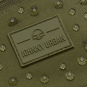 Nahaufnahme des wasserabweisenden Materials und des Johnny Urban Logos der olivgrünen Bauchtasche 'Erik Large'