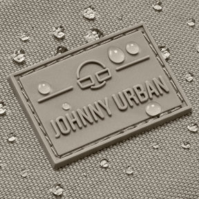 Wasserdichte Textiloberfläche mit Johnny Urban Logo und Wassertropfen
