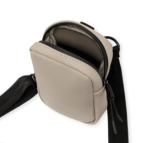 Johnny Urban Front Pack 'Toby' in beigem glattem Material mit offenem Hauptfach und verstellbarem schwarzem Gurt