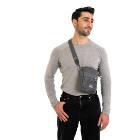 Mann trägt graue Umhängetasche 'Jayden' von Johnny Urban, grauer Pullover, schwarze Hose