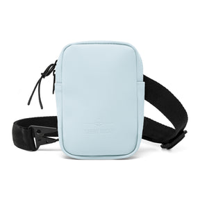 Front Pack ‚Toby‘ von Johnny Urban, kleine eisblaue Umhängetasche mit schwarzem verstellbarem Gurt