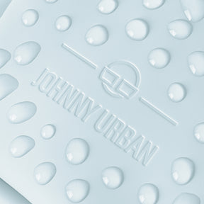 Wasserabweisendes Material der Umhängetasche 'Wesley' von Johnny Urban mit geprägtem Logo und Wassertropfen