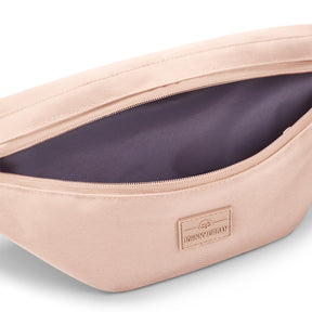 Große rosa Bauchtasche 'Erik Large' von Johnny Urban mit geöffneter Reißverschlusstasche und grauem Innenfutter
