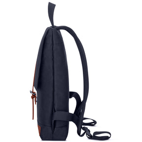 Schwarzer Damenrucksack 'Mia' von Johnny Urban, flach und rechteckig, mit verstellbaren Schulterriemen und Lederverschluss