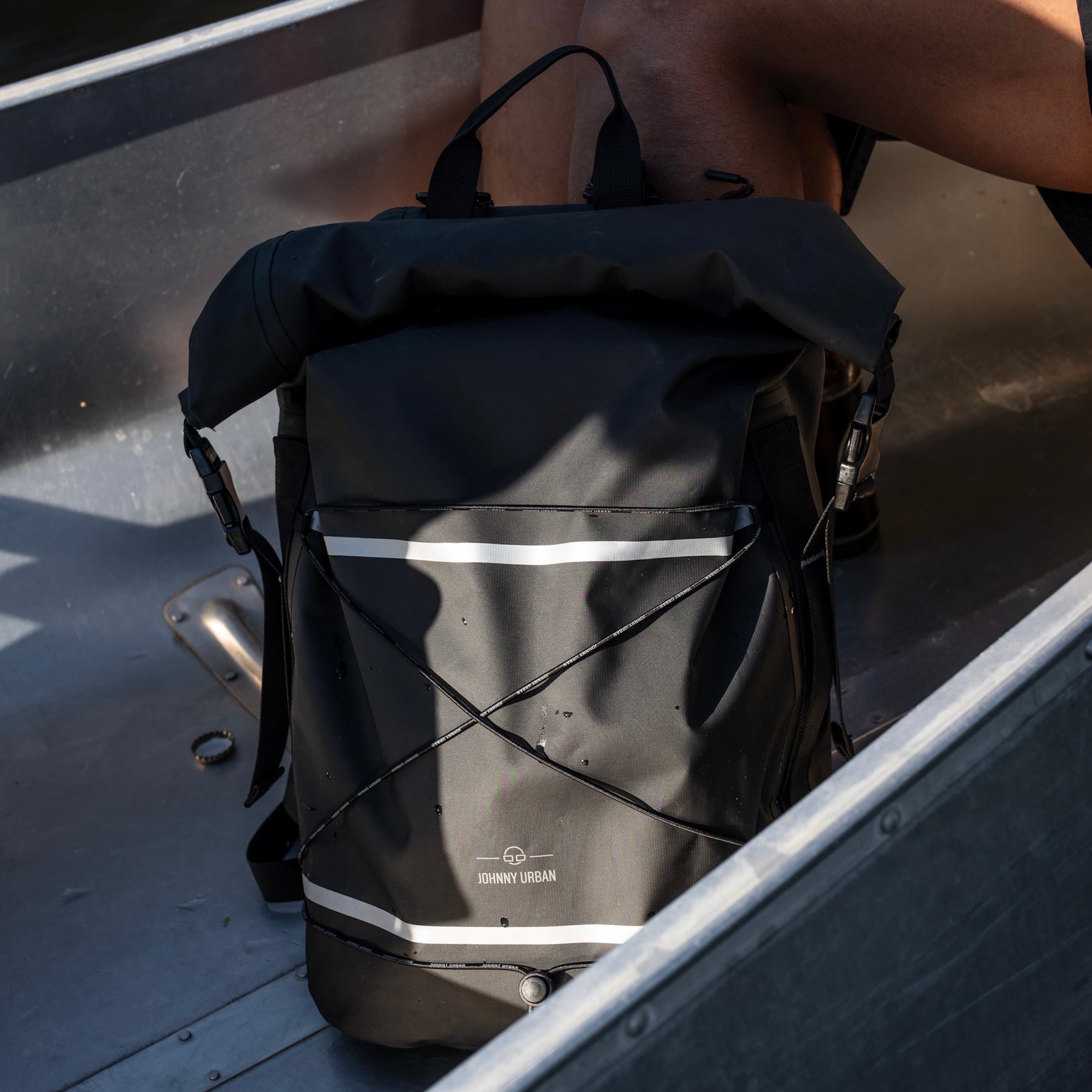 Schwarzer rollbarer Rucksack 'Myles' von Johnny Urban mit reflektierenden Streifen, wasserdicht fürs Fahrradfahren