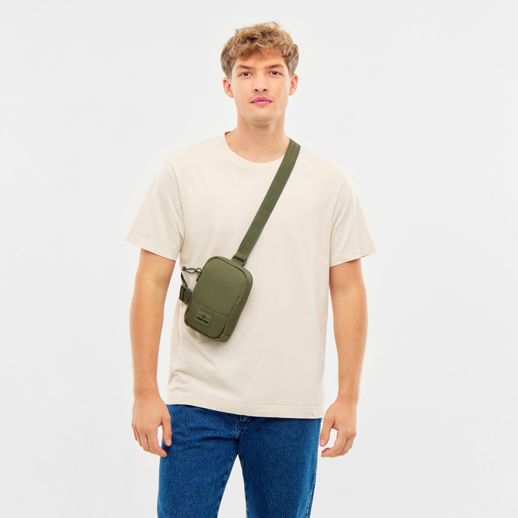 Unser männliches Model zeigt sich hier mit dem Johnny Urban Front Pack "Arthur" in olive. 