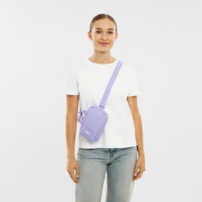 Unser weibliches Model zeigt sich hier mit dem Johnny Urban Front Pack "Arthur" in flieder. 