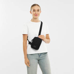 Unser weibliches Model zeigt sich hier mit dem Johnny Urban Front Pack "Arthur" in schwarz. 