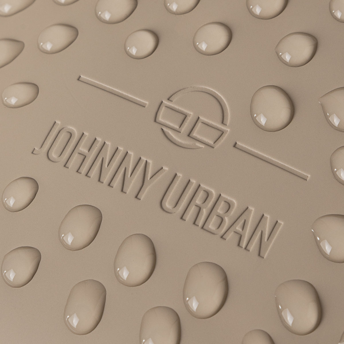 Wasserabweisendes Material mit eingeprägtem Johnny Urban Logo und Wassertropfen