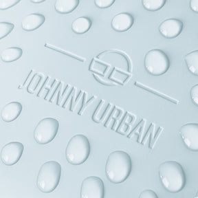 Nahaufnahme des wasserabweisenden Materials des Front Pack 'Toby' in Eisblau mit Johnny Urban Logo und Wasserperlen