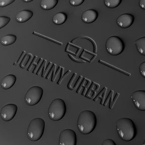 Detailaufnahme des wasserabweisenden Front Packs "Toby" von Johnny Urban mit prägnanten Wassertröpfchen auf schwarzem Material