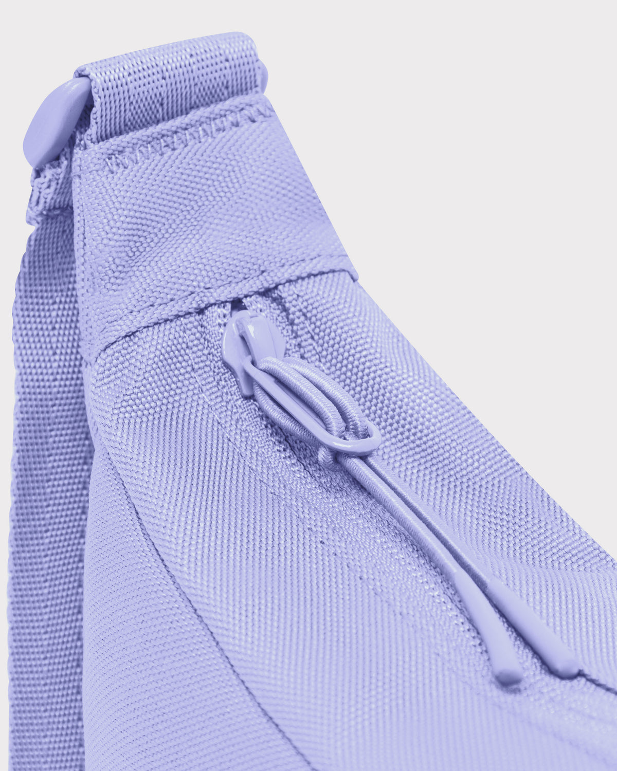 Halbmond-Tasche 'Ally Small' von Johnny Urban in fliederfarbenem, robustem Material mit Reißverschluss