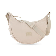 Beige halbmondförmige Umhängetasche 'Kaia Medium' von Johnny Urban mit verstellbarem Gurt