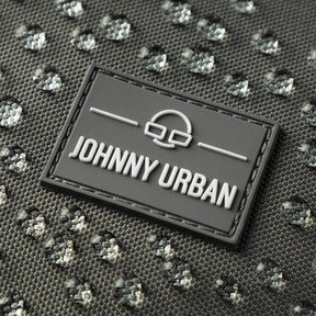 Wasserabweisendes, anthrazitfarbenes Gewebe mit aufgenähtem JOHNNY URBAN Logo auf der Half Moon Bag 'Ally Small'
